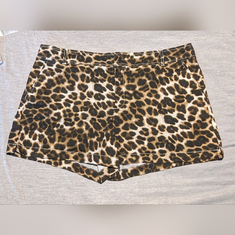 NY&C, New York and Company cute leopard pin-up (pin up) shorts. Size 14 - Picture 2 of 4